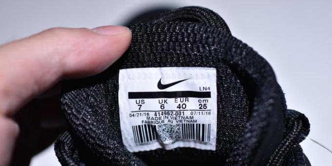Origineel en namaak sneakers Nike: kijk voor het label met vermelding van de omvang van het land van vervaardiging en de code