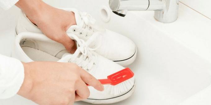 Hoe kan ik witte sneakers wassen