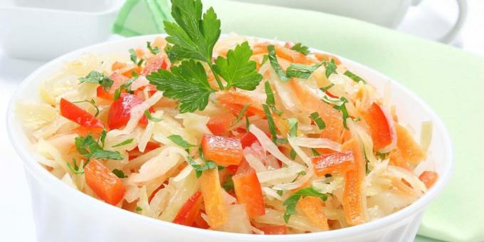 Salade met zuurkool, wortelen en paprika