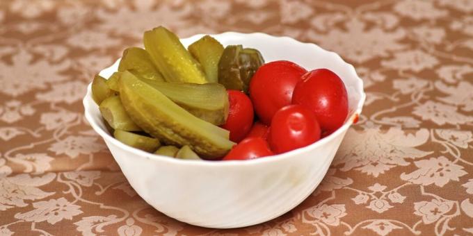 Gezouten komkommers met tomaten