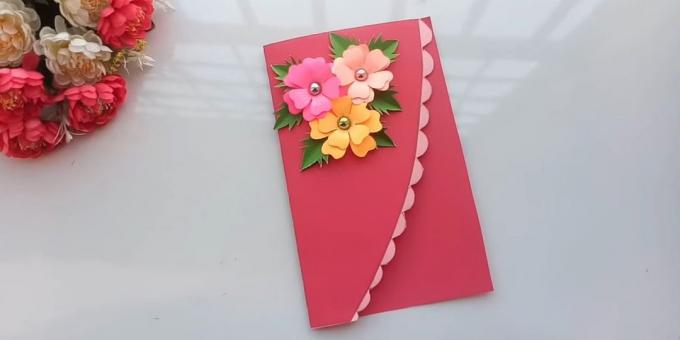 Lijm op de bovenkant van de briefkaart bloemen en bladeren
