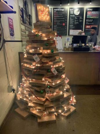Kerstboom gemaakt van pizzadozen