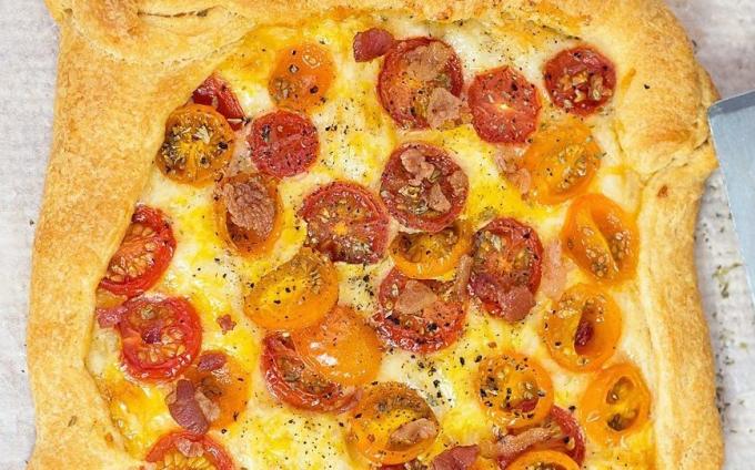 Pizza met tomaten en mozzarella