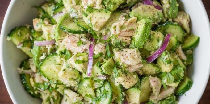 Recepten: Salade met avocado, tonijn en komkommer