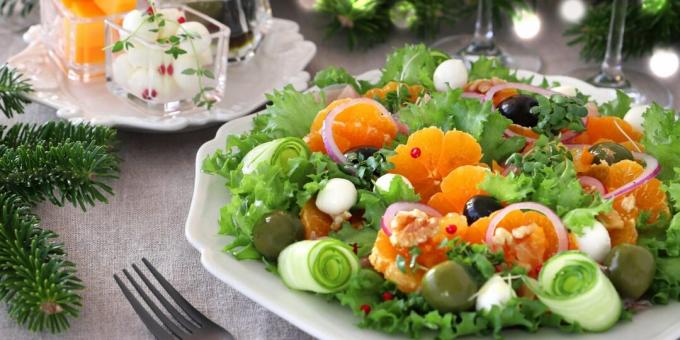 Lichte feestelijke salade met mandarijnen, olijven en kaas