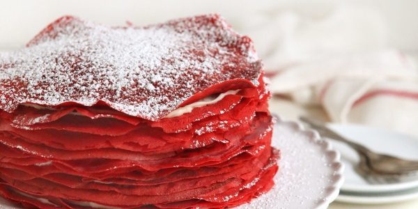 Hoe om te koken een pannenkoek cake "Red Velvet" met romige kwark