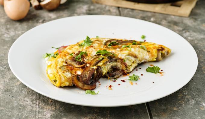 Omelet met paprika en champignons