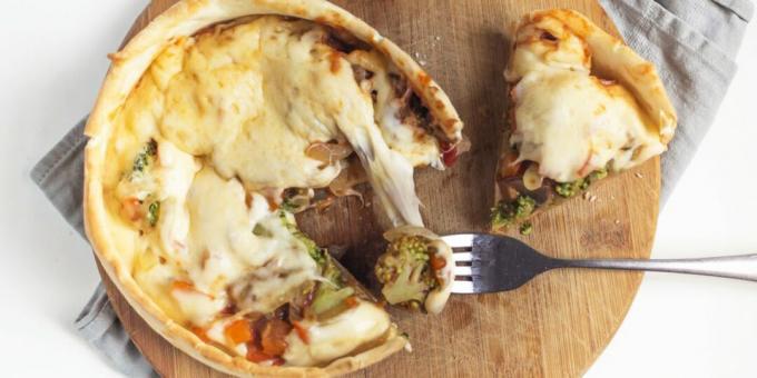 Ondersteboven pizza met champignons, kaas en broccoli