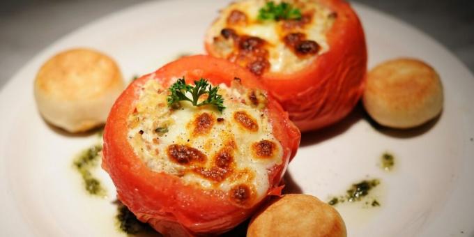 Gevulde tomaten met kaas en krabsticks