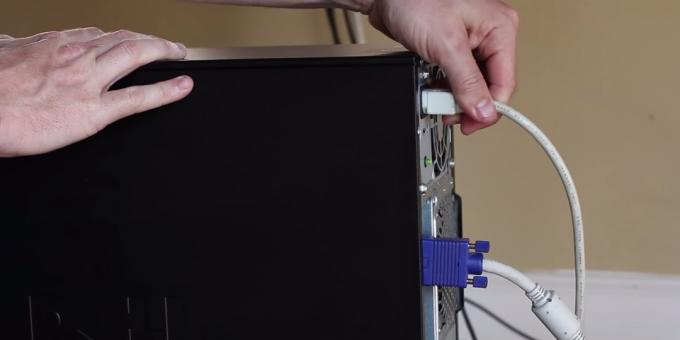 Een SSD aansluiten op een desktopcomputer: Schakel de stroom uit en koppel de kabels los