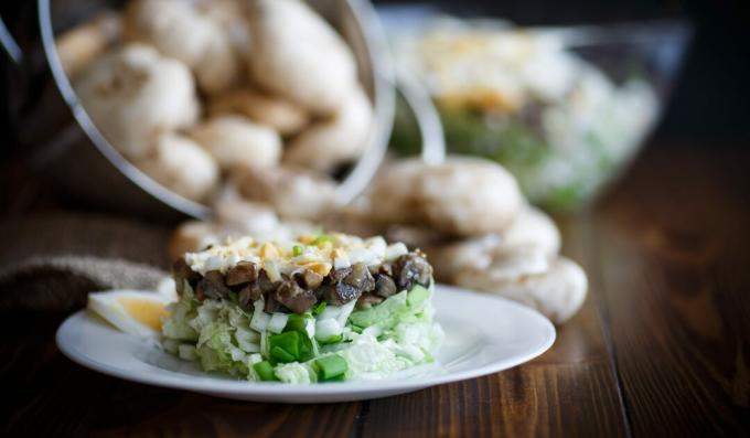 Salade met gebakken champignons en Chinese kool