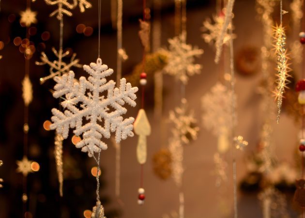 Versieren een kerstboom: Sneeuwvlok gemaakt van papier