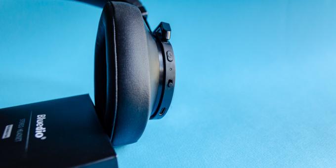Wireless Headphones Bluedio Turbine T6S: aan de zijkant van de rechter oorschelp op de basis controles
