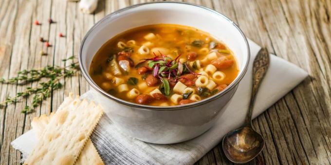 Tomatensoep met pasta, worstjes en bonen