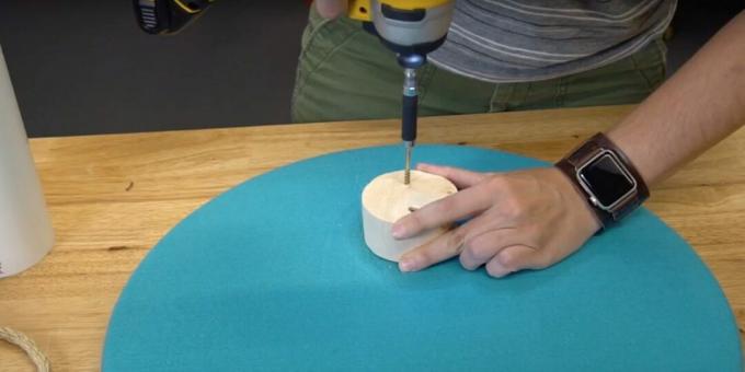 Hoe maak je met je eigen handen een krabpaal voor een kat: schroef een houten onderdeel vast