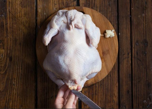 Lemon Oven Chicken: Snijd de coccygeale klieren boven de staart af