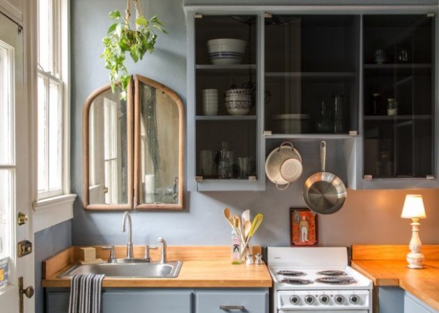 Kleine keuken ontwerp: de glanzende spiegels en meubilair