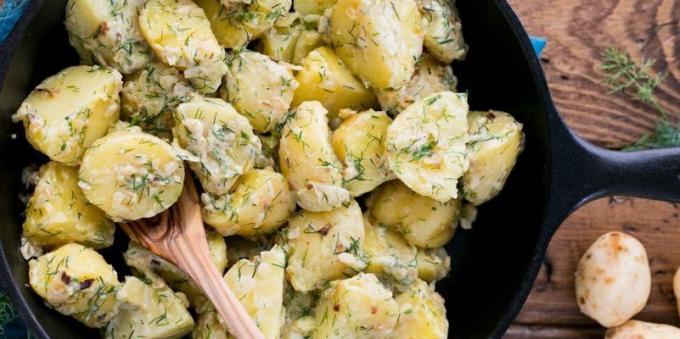 Recepten: Gekookte nieuwe aardappelen in een romige knoflooksaus
