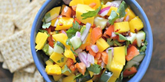 Salsa met mango, komkommer, paprika en honing