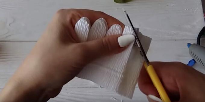 Hoe maak je een boeket snoepjes met je eigen handen: versier de bloembladen