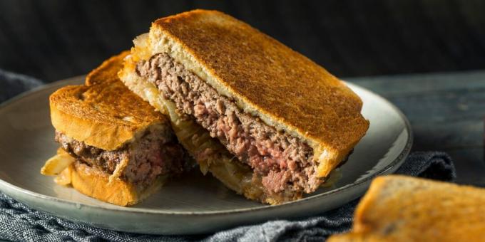 Patty melts - heerlijke sandwiches met gehaktballetjes en kaas