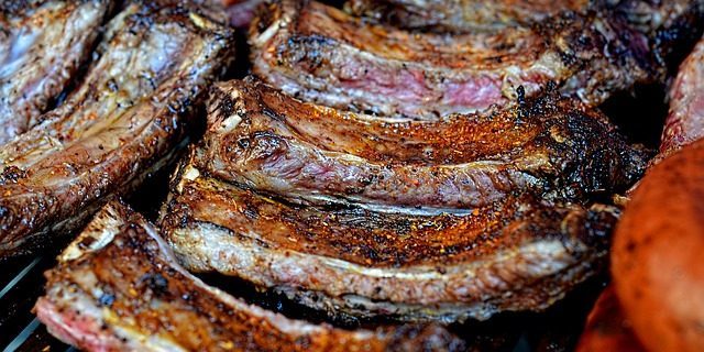 Recepten voor de grill: varkensribbetjes gemarineerd in sojasaus, gember en mosterd