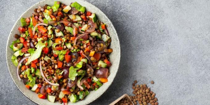 Linzensalade met druiven, komkommer en peper