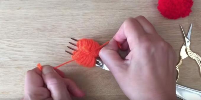 Hoe maak je een pompon: knoop de draden vast