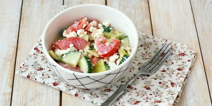 Salade met kwark, komkommer en tomaat