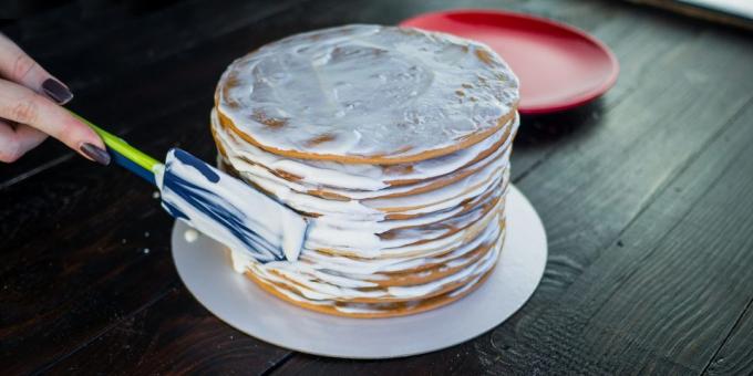 Recept cake "honey cake": Breng de crème op de taart zijkanten