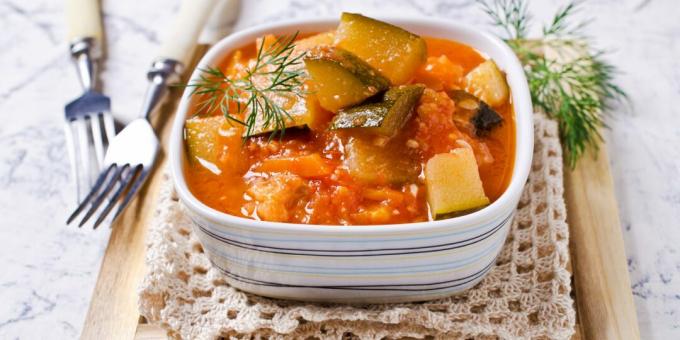 Courgettesalade met wortelen, uien en tomaten voor de winter