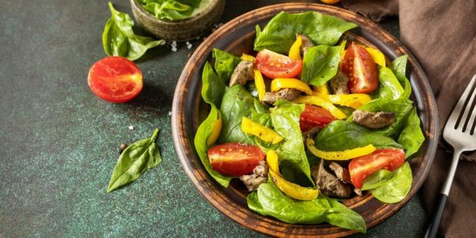 Salade met kalkoenlever, tomaten en paprika