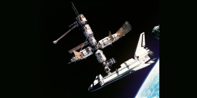 Orbitaal station "Mir" met aangemeerde Amerikaanse shuttle "Atlantis", juli 1995