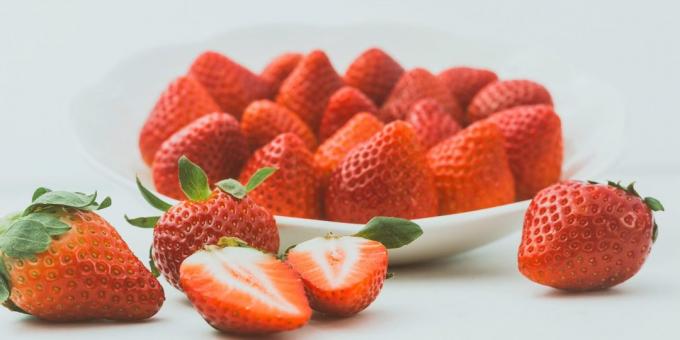 nuttige vruchten en bessen: aardbeien