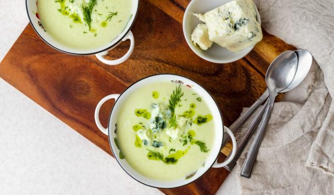 Broccoli-courgettesoep met blauwe kaas