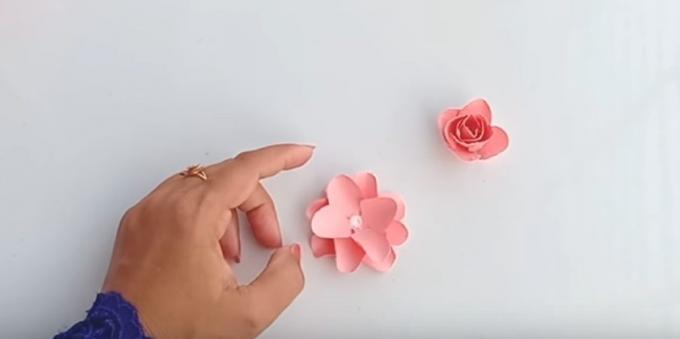 Verjaardagskaart met je eigen handen: lijm de cut onderdelen, om een ​​mooie bloem te krijgen