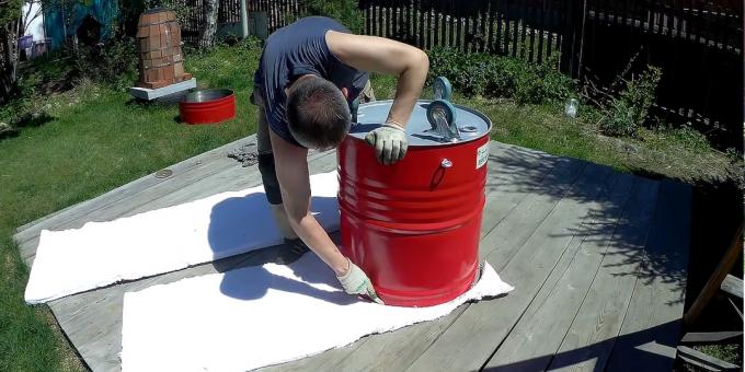 Hoe maak je een tandoor met je eigen handen: plaats een omgekeerd vat op een kerablunket en snijd er twee cirkels langs