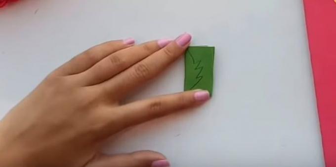 Verjaardagskaart met je eigen handen: gesneden uit Groenboek bladeren
