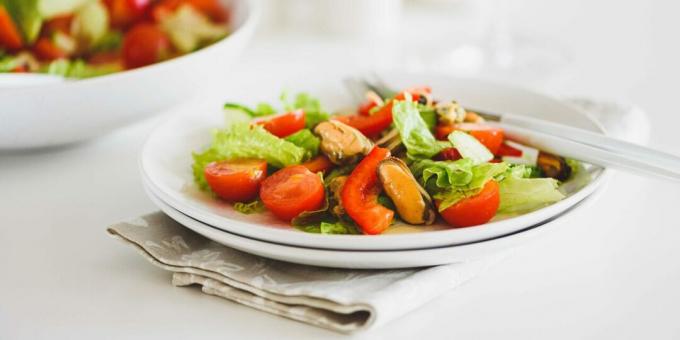 Salade met mosselen, tomaten en paprika