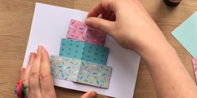 Knip een rechthoek van gekleurd papier drie lagen van de toekomstige omvang van een cent