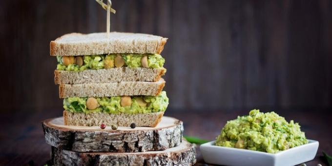 Veganistische sandwiches met kikkererwten en avocado