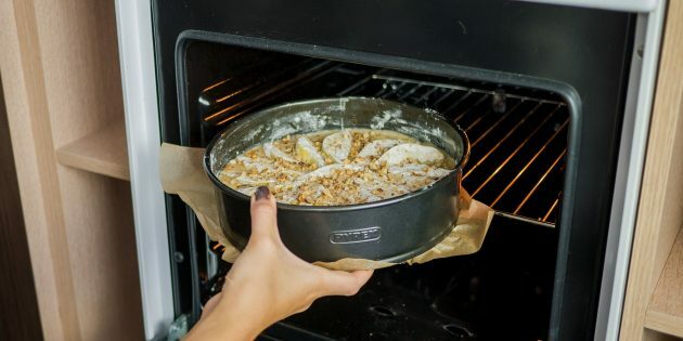 Taart met peren en walnoten: 25 à 50 minuten bakken in een op 180 ° C voorverwarmde oven
