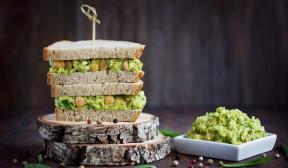 Veganistische kikkererwten-avocado-sandwiches