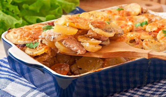 Varkensvlees met aardappelen en champignons in de oven