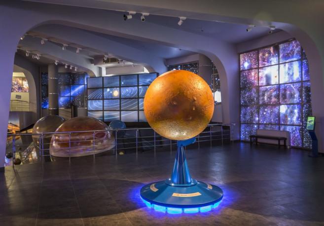 Hoe de Dag van Cosmonautics doorbrengen: wandelen in het planetarium