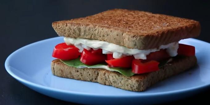 Recept sandwich met hummus, paprika, spinazie en feta kaas