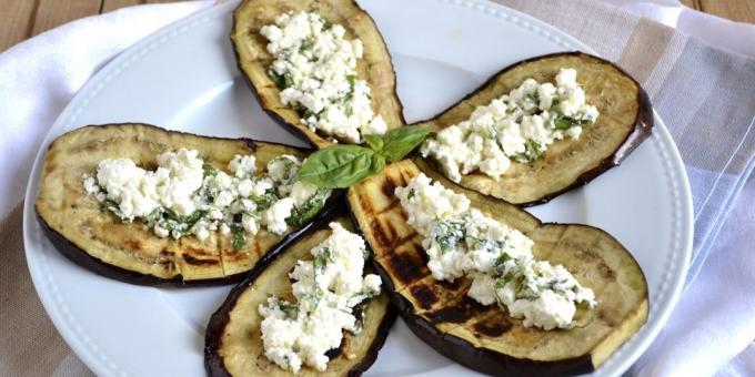 Aubergine op de grill met citroensap, feta en basilicum