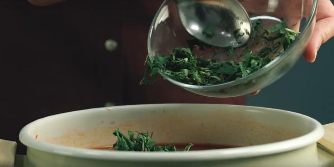 Hoe maak je soep koken: Zet de laurierblaadjes en fijngehakte greens. 