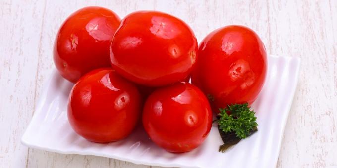Gevulde tomaten met knoflook voor de winter