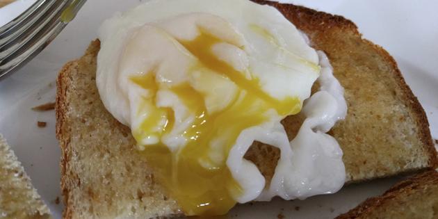 snelle recepten van gerechten: gepocheerd ei met pikante saus 